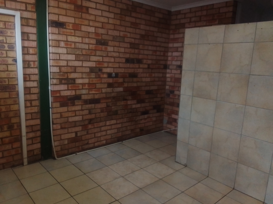 To Let commercial Property for Rent in Oos Einde North West